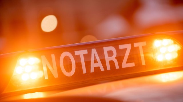 Unfall auf der A1: Auto fährt auf Lastwagen auf und überschlägt sich mehrfach