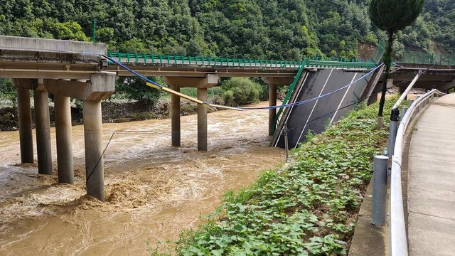 Schwere Überschwemmungen: Nach Brückeneinsturz in China nun schon 38 Tote