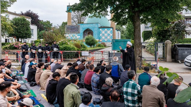 Freitagsgebet: Rund 200 Muslime beten vor geschlossener Blauer Moschee