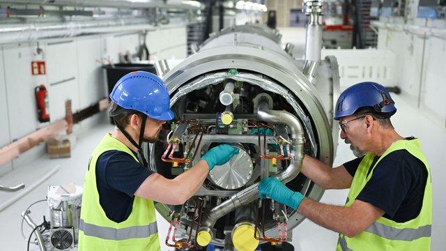 Gigantisches Bauvorhaben: Technik für Teilchenbeschleuniger wird installiert