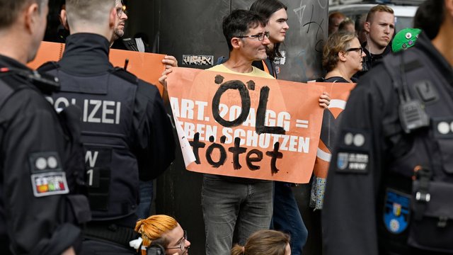 Klimaschutz-Aktionen: Polizei zieht «Letzte Generation»-Aktivisten von der Straße