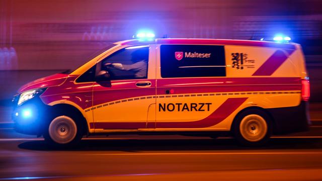 Beifahrerin in Lebensgefahr: Auffahrunfall auf A4 - acht Verletzte, teils Lebensgefahr