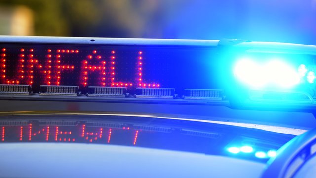 Unfall: Motorradfahrer nach Zusammenstoß mit Auto schwer verletzt