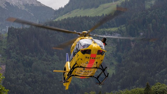 Unfall im Urlaub: Rennradfahrer kracht in Auto und verletzt sich schwer