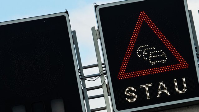 Verkehr: Urlauber stecken auf Autobahnen im Stau