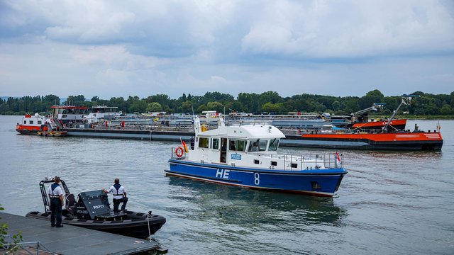 Schifffahrt: Wassereinbruch bei Tankschiff auf dem Rhein
