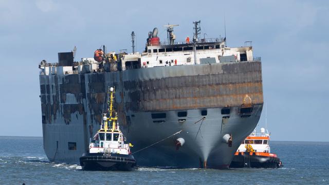 Nach Schiffsbrand: Ein Jahr nach Feuer: Autofrachter darf Niederlande verlassen