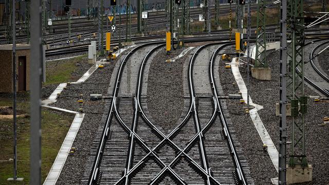 Bahnverkehr: Steine auf Gleisen - eine Gefahr für sich und andere