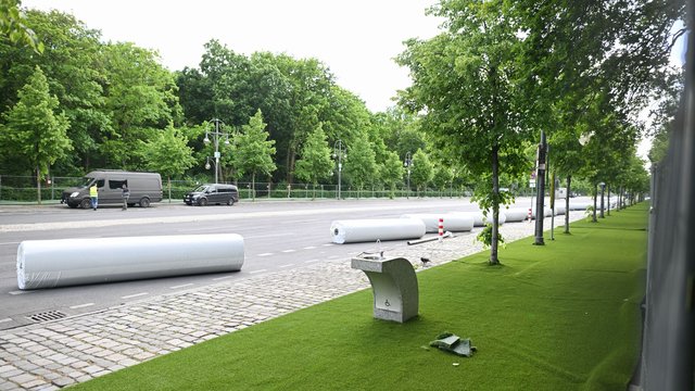 Sperrung wird aufgehoben: Wieder Autoverkehr auf Straße des 17. Juni