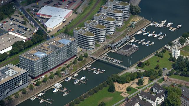 Wasser-Notfall: Kind fällt von Boot in Duisburger Hafen - Tauchereinsatz