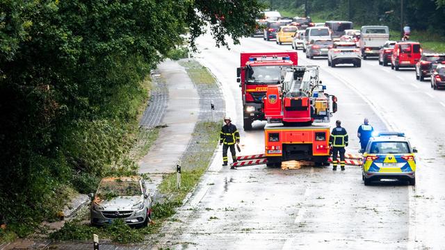 Wetter: Regen überschwemmt Straßen in Hamburg - Baum stürzt auf Auto