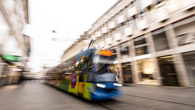 Abgedrängt: Autofahrerin wird bei Unfall mit Straßenbahn leicht verletzt