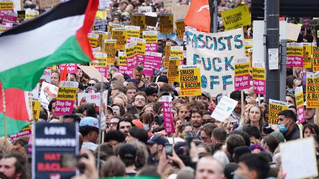 Rechtsextreme Krawalle: Gegenprotest in England: Tausende stellen sich gegen Rechts