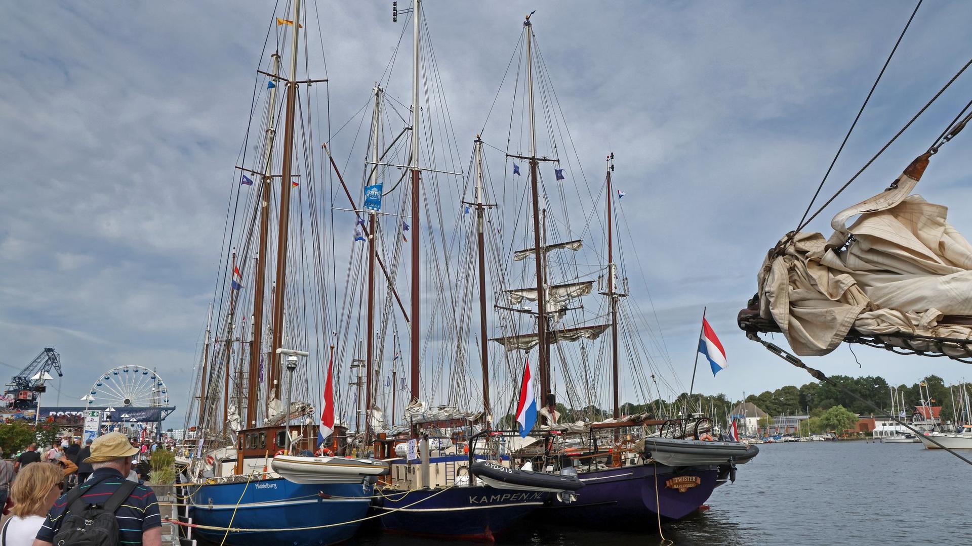 Maritimes Volksfest: Segel hissen zur Hanse Sail - Volksfeststimmung in Rostock