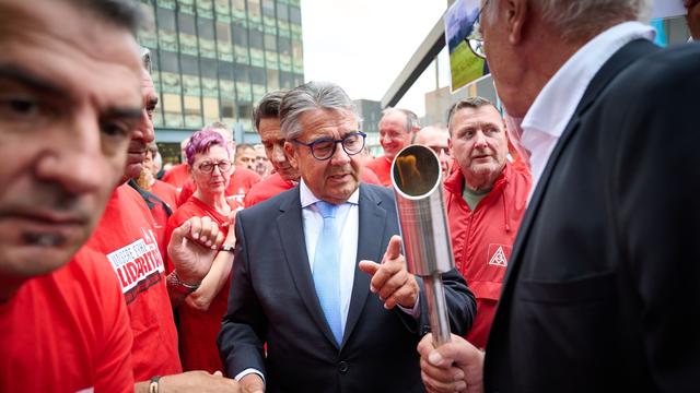 Umbau bei Thyssenkrupp Steel: Gabriel: Beschäftigte auch bei Jobverlust in Firma halten