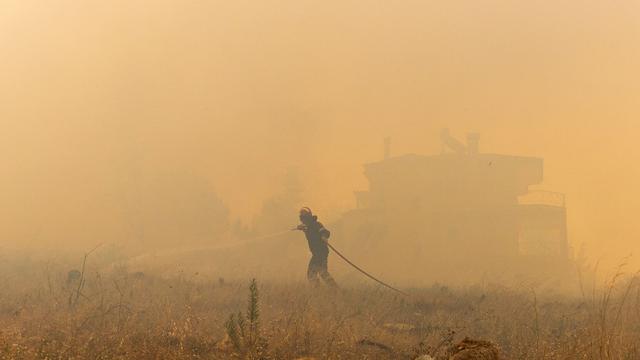 Griechenland: Großbrand nahe Athen tobt weiter - Ortschaften evakuiert