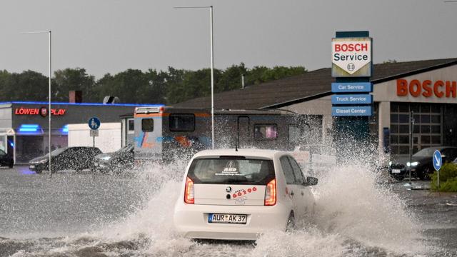 Unwetter in Ostfriesland: Starkregen in Aurich - Krankenhaus und Pflegeheim betroffen