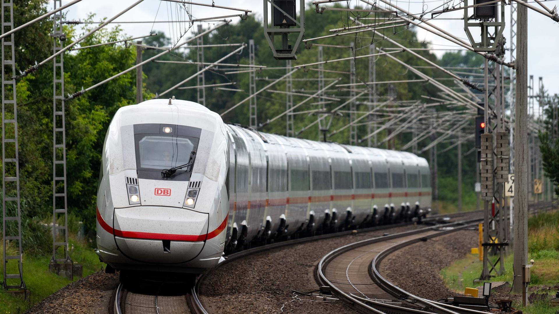 Strecke Berlin - Hamburg: ICE rollt bei Neustadt (Dosse) über Wandheizung