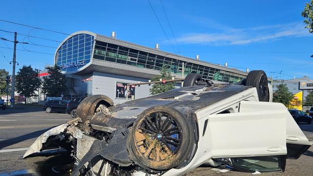 Unfall in Stuttgart: Auto überschlägt sich und rutscht 150 Meter auf Dach weiter