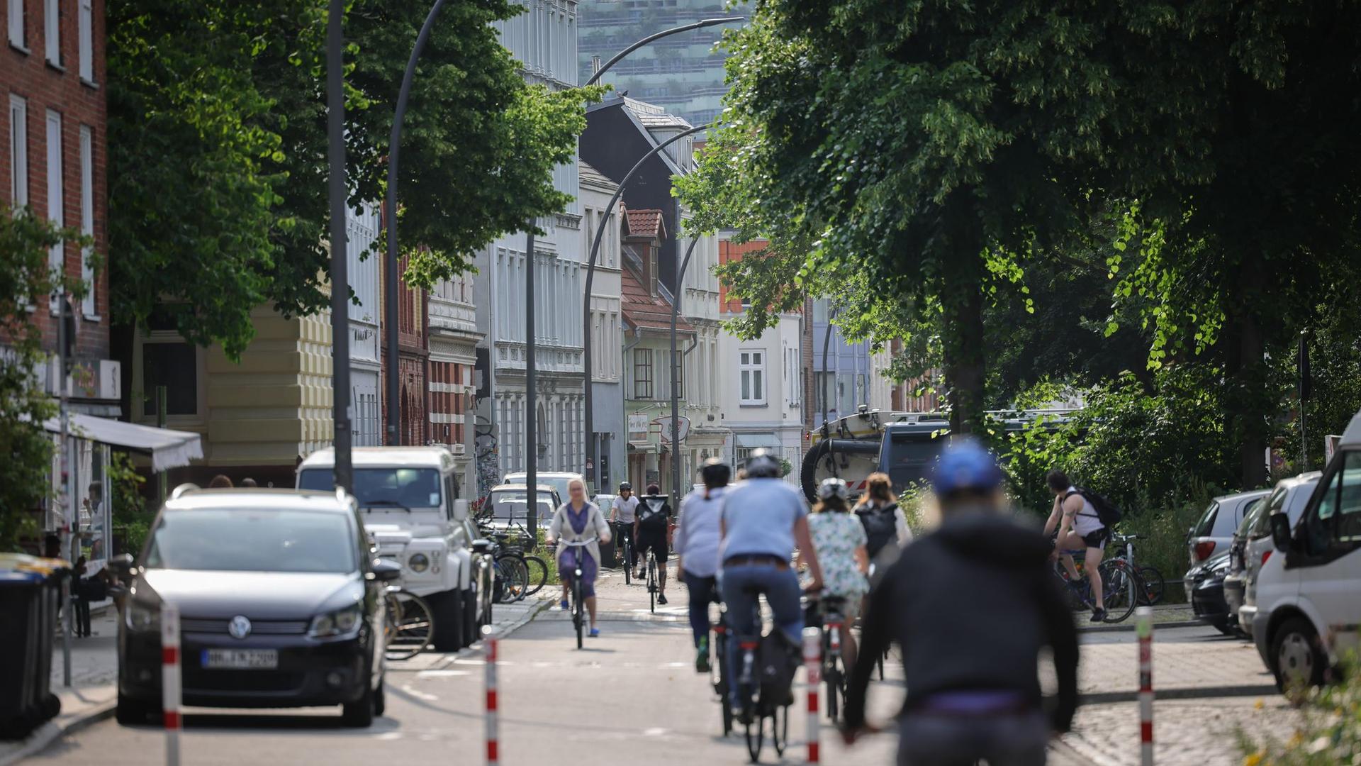 Verkehrspolitik umstritten: Auto- und Radverkehr in Hamburg leicht rückläufig