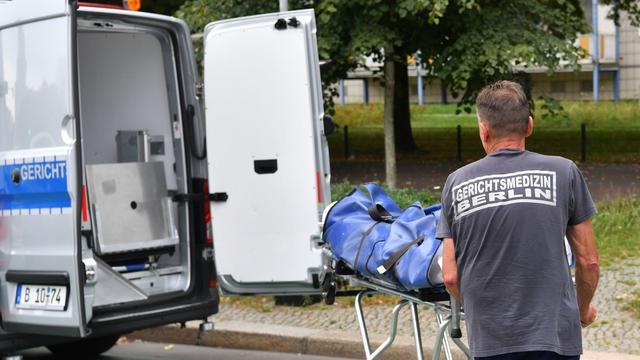 U-Bahnhof Schillingstraße: Fußgänger kommt bei Unfall in Berlin-Mitte ums Leben