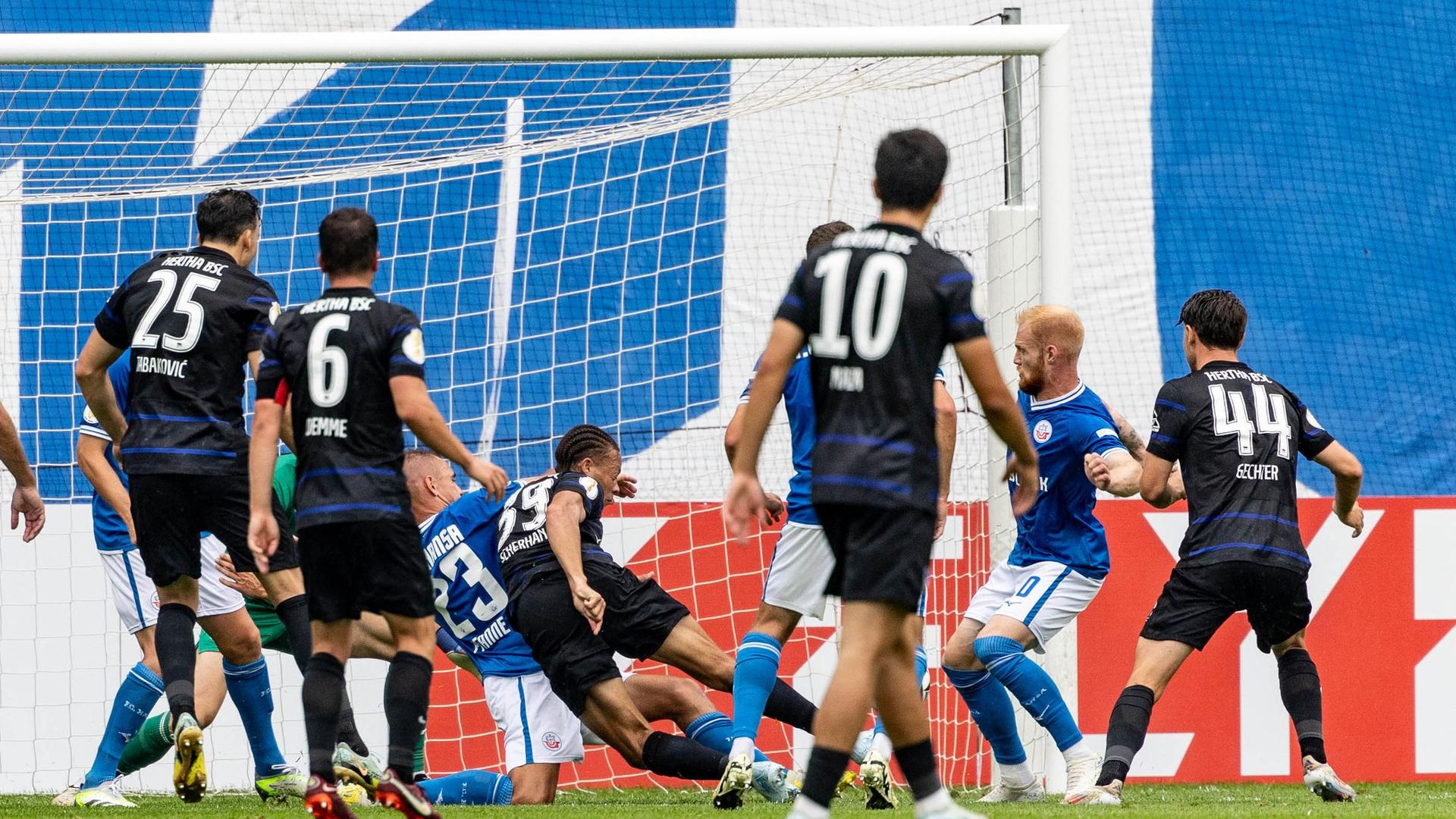 DFB-Pokal: Trotz Patzer: Hertha siegt verdient in Rostock