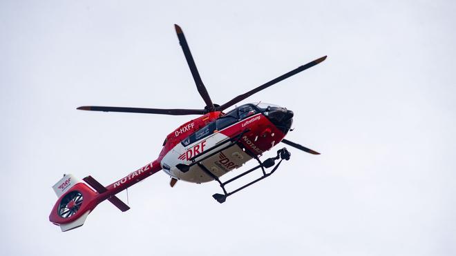 Explosion und Hausbrand: Wegen eines Hausbrandes muss ein 13-Jähriger mit einem Rettungshubschrauber ins Krankenhaus gebracht werden. (Symbolbild)