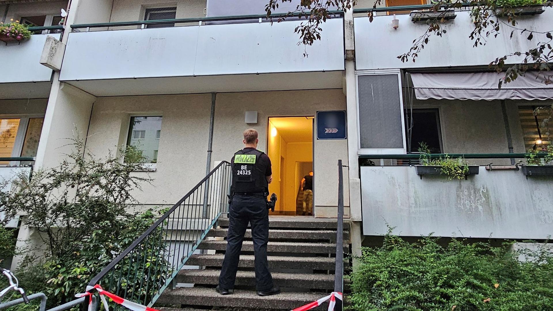 Berlin-Marzahn: Weibliche Leiche in Mehrfamilienhaus entdeckt