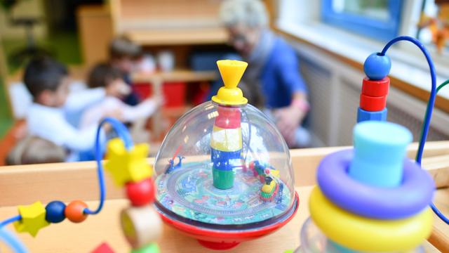 Kinderbetreuung: Studie: Personal in Kitas ist häufiger krank