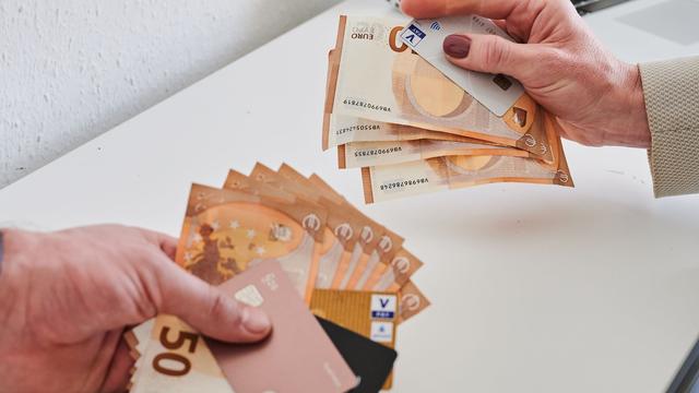 Gender Pay Gap: Studie: Frauen holen bei Zufriedenheit mit Einkommen auf