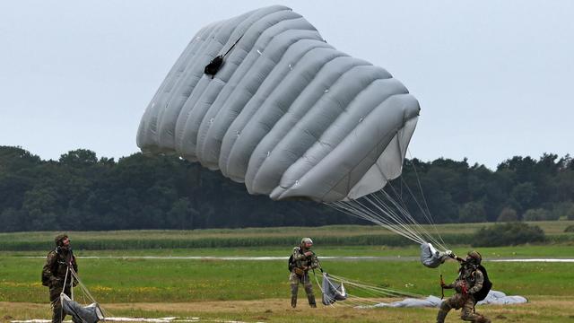 Bundeswehr: Fallschirmjäger üben in Mecklenburg-Vorpommern