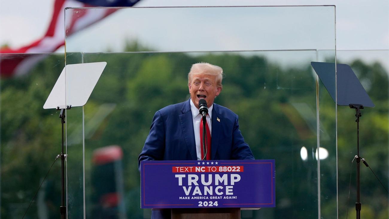 Élection présidentielle américaine : Campagne électorale en plein air : Trump s’exprime derrière un mur de verre