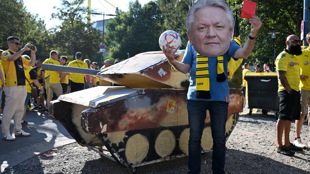 Fanproteste in Dortmund: BVB-Fans prangern Rheinmetall-Deal an