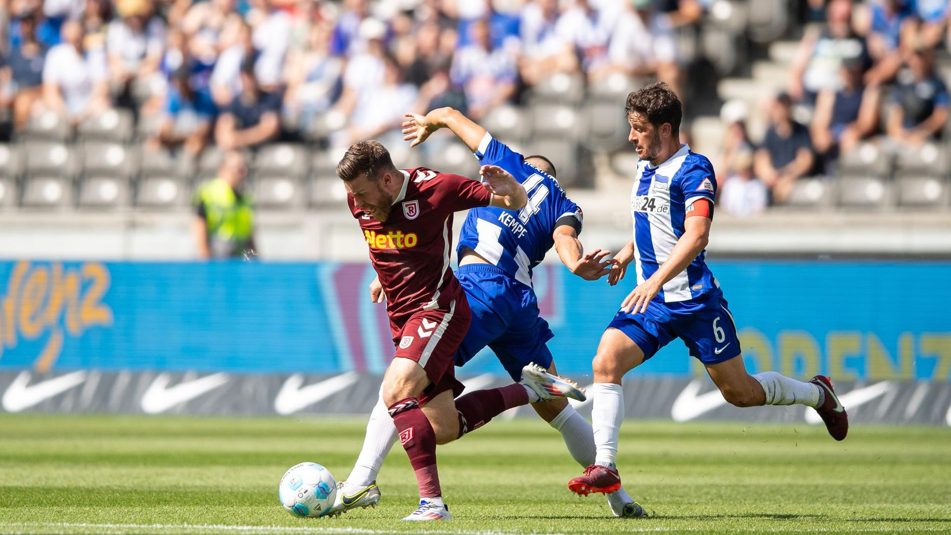 2. Fußball-Bundesliga: Nach Pokal-Coup: Regensburg verliert spät in Berlin