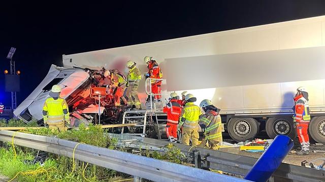 Unfälle: Lkw-Fahrer schwer verletzt: A4 in Richtung Köln gesperrt