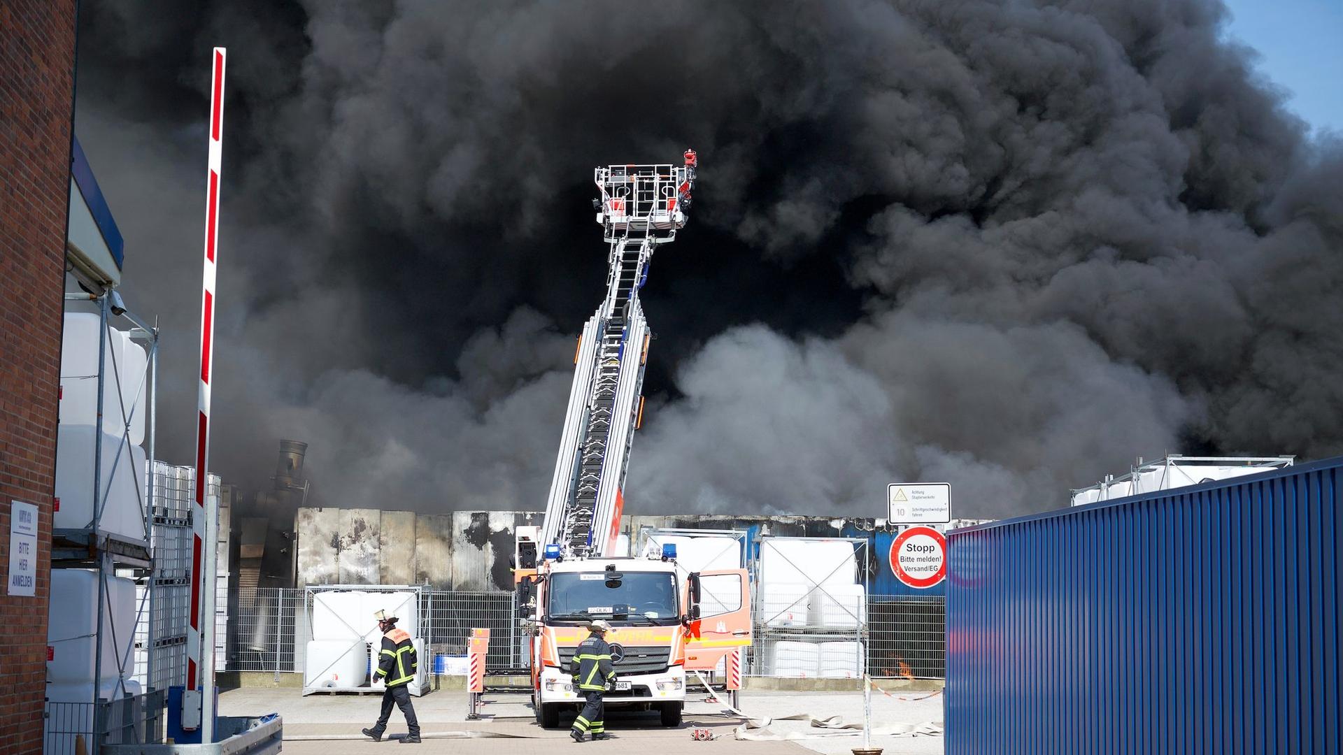 Hamburg-Billbrook: Rauchwolke über Hamburg - Lagerhalle brennt