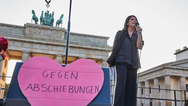 Anschlag: Nach Solingen: Gedenken am Brandenburger Tor