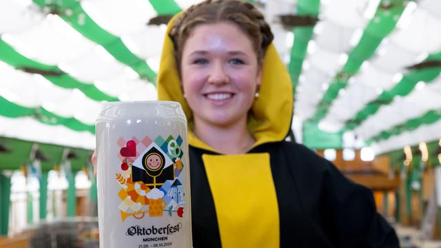 Oktoberfest: Bunter Sammlerkrug zeigt typische Wiesn-Insignien