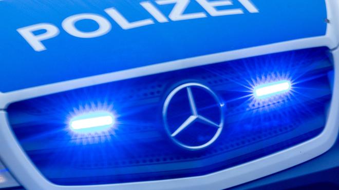 Kriminalität: Die Rostocker Polizei ist nach einem Alarm wegen einer Messerbedrohung schnell vor Ort. (Symboloptik) 