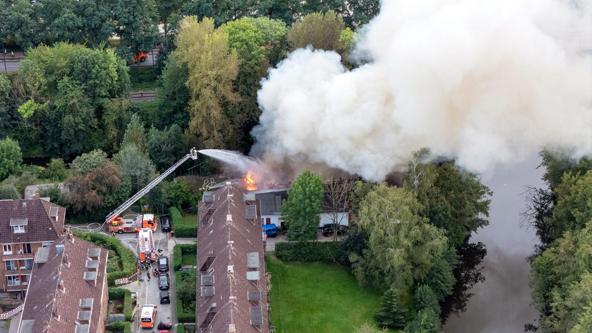 Brand: Lagerhallenkomplex von Bootsverein in Hamburg brennt