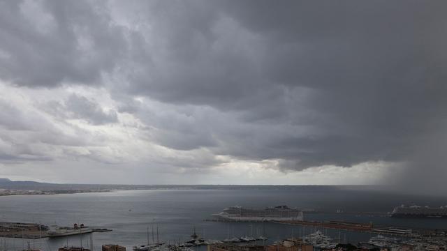 Heftiger Regen und Gewitter: Unwetter: Verspätungen am Flughafen Mallorca