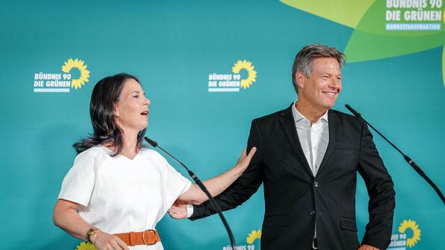 Grüne: Baerbock: Schweißperlen liegen weniger an Robert Habeck