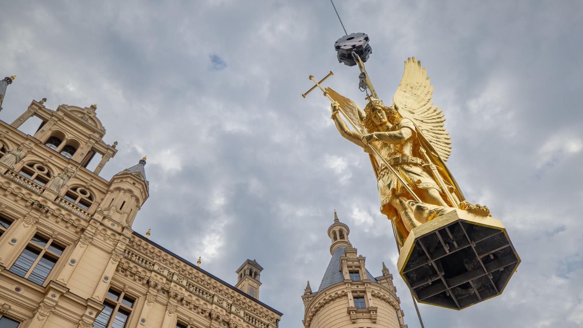 Weltkulturerbe der Unesco: Erzengel Michael thront wieder auf dem Schweriner Schloss