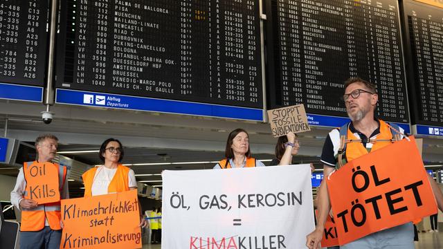 Klimaschutz: Friedlicher Klima-Protest am Frankfurter Flughafen