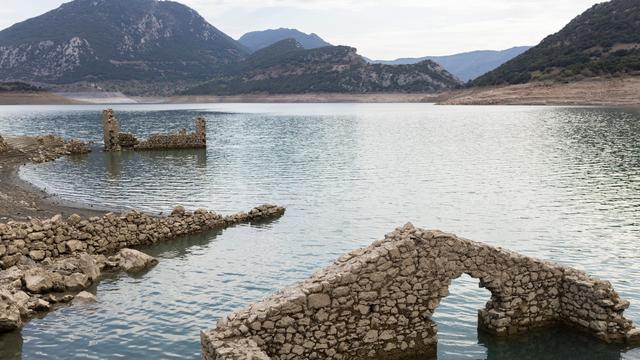 Eindrucksvolle Bilder: Dürre in Griechenland bringt Dorf in Stausee zum Vorschein