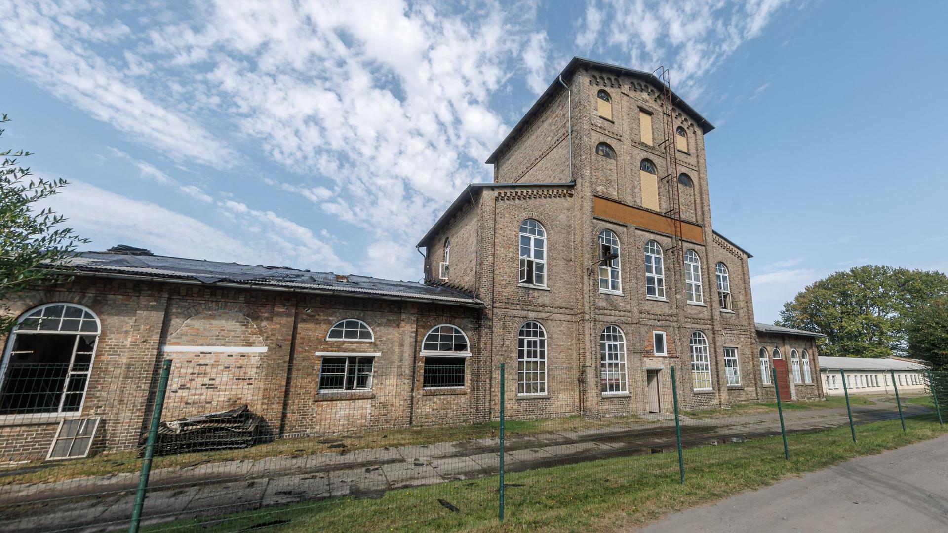 Landkreis Rostock: Ehemaliges Fabrikgebäude abgebrannt - Brandstiftung vermutet