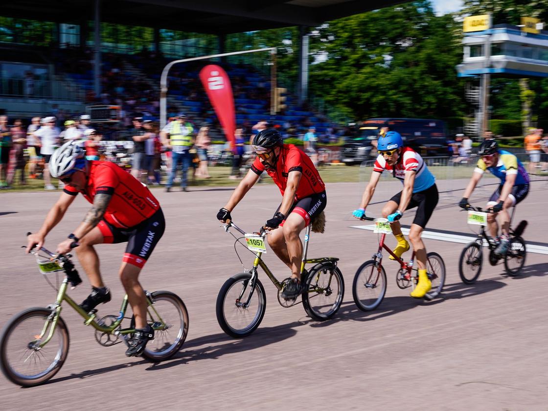 Kultrennen auf Kultgefhrt: Hunderte Hobbysportler bei Klapprad-Bergrennen  | DIE ZEIT