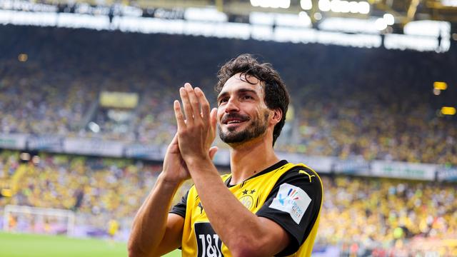 Fußball-Abschiede: Mats Hummels mit Elektroroller zum Abschiedsspiel beim BVB