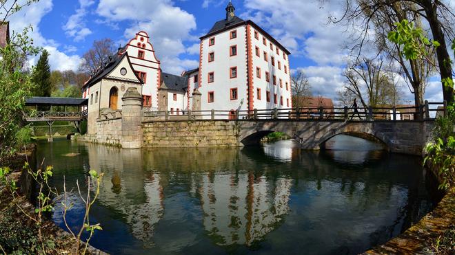 Bedeutende Bauwerke: Zum vielfältigen Programm des Denkmaltags in Thüringen gehören auch Führungen durch Schloss Kochberg. Das Herrenhaus mit Schloss und Park sowie Laientheater ist fast vollständig erhalten. (Archivbild)