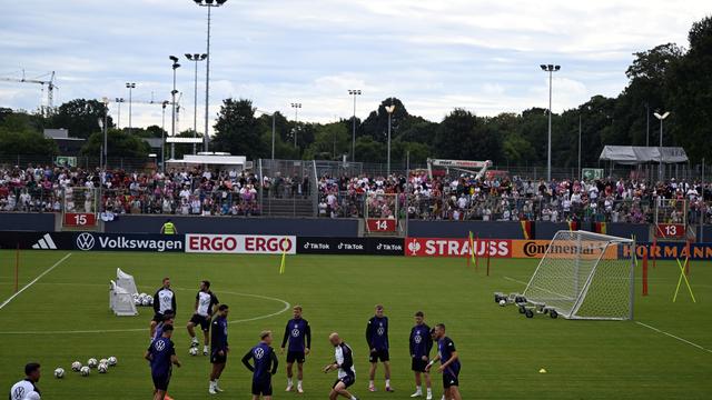 DFB-Elf: Training als Volksfest: Fans feiern Nationalmannschaft